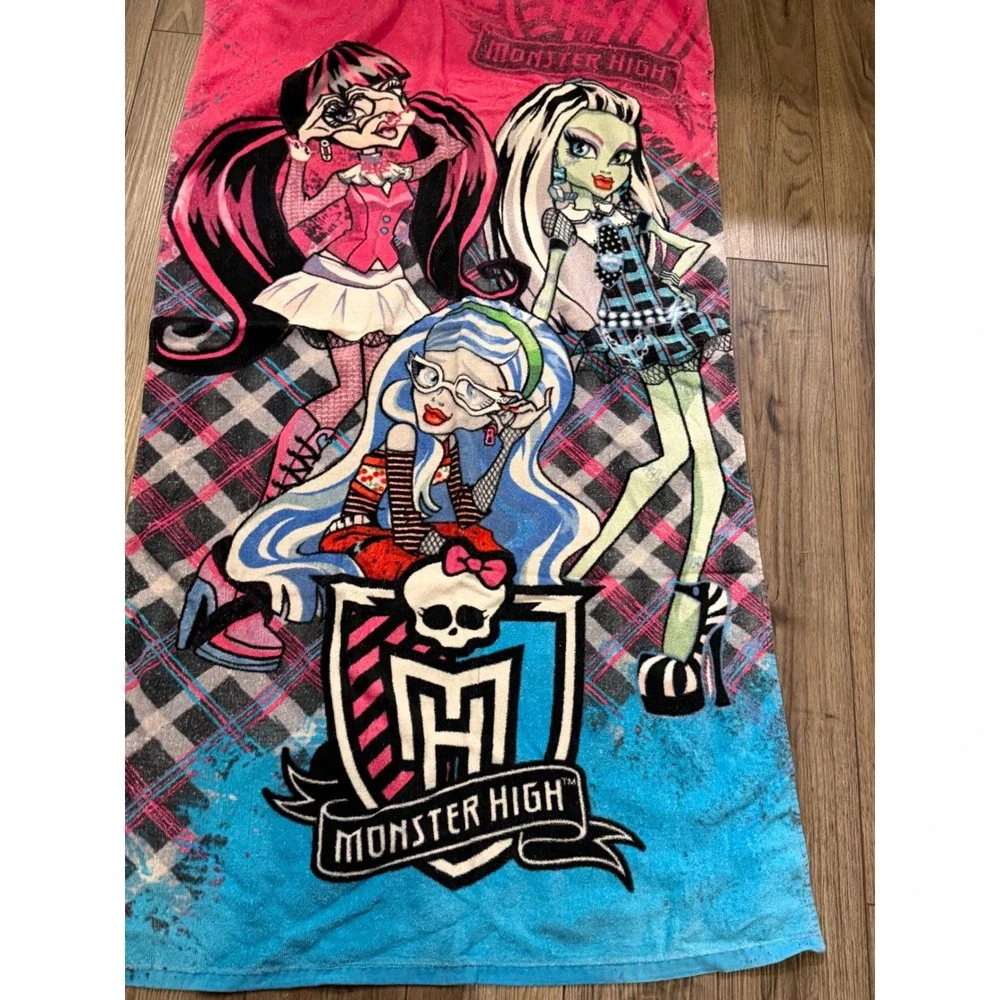 Vtg Monster High Bath Beach Towel Draculaura Frankie Stein Ghoulia Yelps Goth